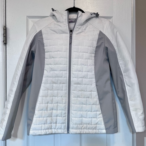 Free Tech lightweight jacket with hood and pockets - Picture 2 of 8